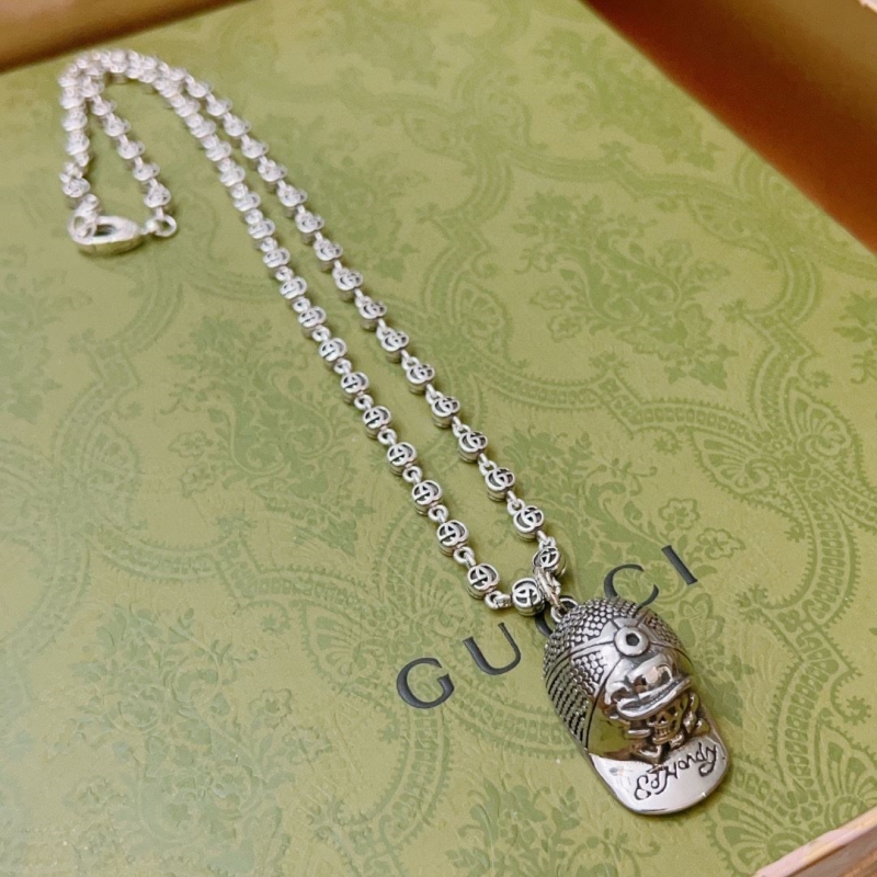 G*u*i necklaces
